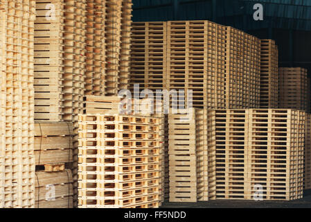 Brakne-Hoby, Svezia - Febbraio 07, 2016: Partite di pallet impilati e pronto per l'uso. Queste sono quelle di nuova costruzione in aperta st Foto Stock