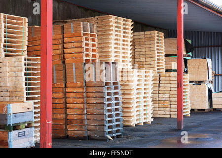 Brakne-Hoby, Svezia - Febbraio 07, 2016: Partite di pallet impilati e pronto per l'uso. Queste sono quelle di nuova costruzione in aperta st Foto Stock