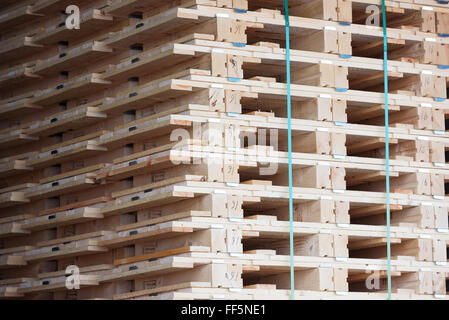 Brakne-Hoby, Svezia - Febbraio 07, 2016: chiusura delle partite di pallet impilati e pronto per l'uso. Questi sono di recente fabbricato uno Foto Stock