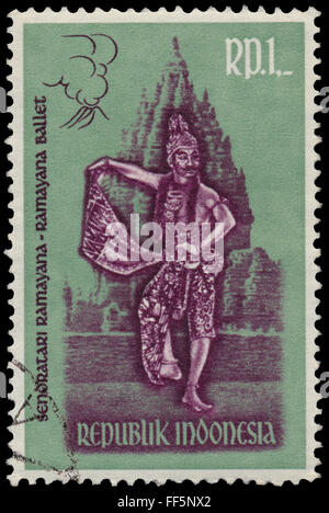 INDONESIA - 1962 CIRCA: un timbro stampato in Indonesia mostra una scena di balletto Ramayana Foto Stock