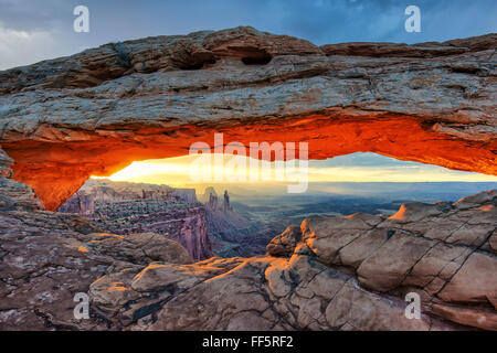 Sunrise a iconico Mesa Arch nel Parco Nazionale di Canyonlands Foto Stock