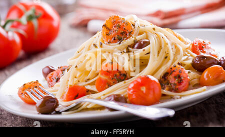 Pasta con pomodori freschi e olive Foto Stock