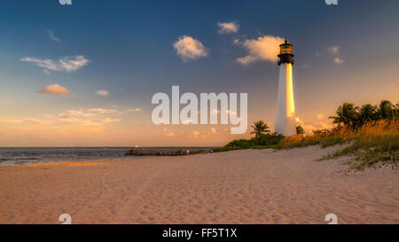 Faro sulla spiaggia al tramonto in Key Biscayne, Florida Foto Stock