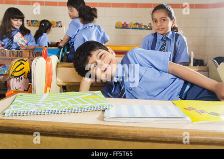 2 persone solo 2 persone Asia Asian asiatici banchi di scena in Aula le scene in Aula i colori dell'immagine Immagine a colori fiduciosi nelle femmine Foto Stock