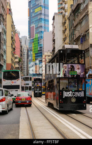 Double-decker tram in Hong Kong street Foto Stock