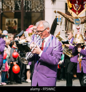 Gomel, Bielorussia - 9 Maggio 2015: l'uomo da città Brass Band Orchestra che partecipano alla sfilata dedicato alla vittoria il giorno - il Foto Stock