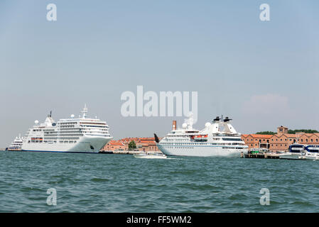 La nave da crociera più grande, Silver Spirit, descritta come una nave da crociera super-lussuosa e una nave da crociera più piccola ormeggiato ai terminal delle navi da crociera di Venezia, San Basi Foto Stock