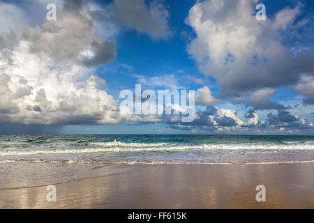 Sunrise su Karon Beach. Isola thailandese di Phuket Foto Stock