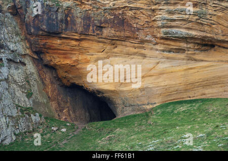 Grotta vicino Hopeman - Moray, Scozia. Foto Stock