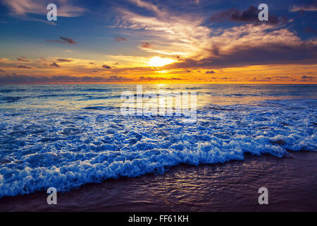 Tramonto sulla spiaggia di Karon. Isola di Phuket. Thailandia. Foto Stock