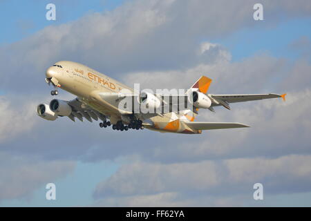 Etihad Airways Airbus A380-800 A6-APA avvicinando l'Aeroporto Heathrow di Londra, Regno Unito Foto Stock