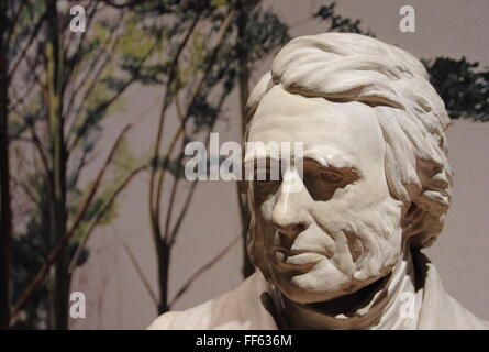 Busto di scrittore Vittoriano, John Ruskin in mostra nella galleria del Millennio, Sheffield, Yorkshire - solo uso editoriale Foto Stock