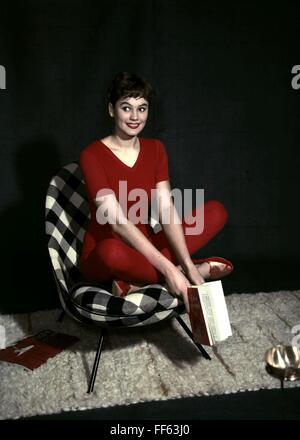 Moda, anni '50, moda donna, donna che indossa pantaloni rosso con scarpe rosse, , Additional-Rights-Clearences-Not Available Foto Stock