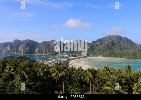 Tailandia Krabi le Isole Phi Phi Koh Phi Phi Don bella vista di Koh Phi Phi Don dal Phi Phi viewpoint Adrian Baker Foto Stock