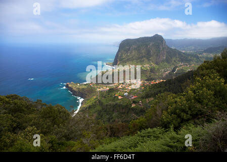 Eagle Rock mountain oltre faial villaggio sulla costa nord dell'isola di Madeira nell'oceano atlantico Foto Stock