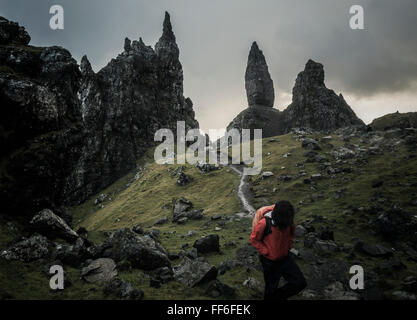 Due persone con zaini su uno stretto sentiero che sale fino ad un suggestivo paesaggio di pinnacoli di roccia Foto Stock