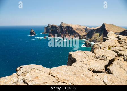 Scogliere e Pareti rocciose presso le colline di Ventoso Capo orientale di Madeira vicino a Ponta de Sao Lourenco con un mare di un blu intenso Foto Stock