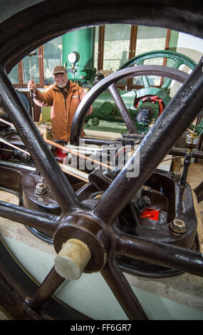 FILE - un file immagine datata 27 gennaio 2016 raffigura Heinz Lange in piedi da un motore a vapore con 90 CV a partire dall'anno 1910 nel suo museo di Goyatz, Germania. Foto: PATRICK PLEUL/dpa Foto Stock