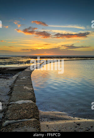 Il cielo si riflette nella piscina pescando granchi al tramonto Foto Stock