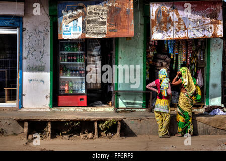 Le donne indiane shopping a Abhaneri, Dausa, Rajasthan, India Foto Stock