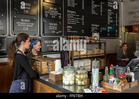 Interno del take away pesce e patatine ristorante, Norwich, Norfolk, Regno Unito Foto Stock