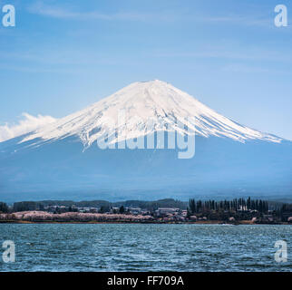 Fujisan vista dal lago Kawaguchiko, Giappone Foto Stock
