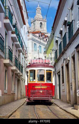 Lisbona. Immagine della strada di Lisbona, Portogallo con tram storico. Foto Stock