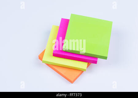 Quattro colori sticky notes puntato sulla parte superiore di ciascun altro Foto Stock