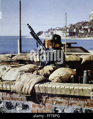 Eventi, seconda guerra mondiale / seconda guerra mondiale, tedesco Wehrmacht, antiaereo machinegun posizione sulla costa, circa 1941, granatiere, soldato, mitragliatrice, pistole, machineguns, 20 ° secolo, storico, storico, militare, esercito, uniforme, uniformi, divise, equipaggio, casco in acciaio, terzo Reich, Germania, filtro maschera a gas, AA, MG 34, persone, 1940, diritti aggiuntivi non disponibili Foto Stock