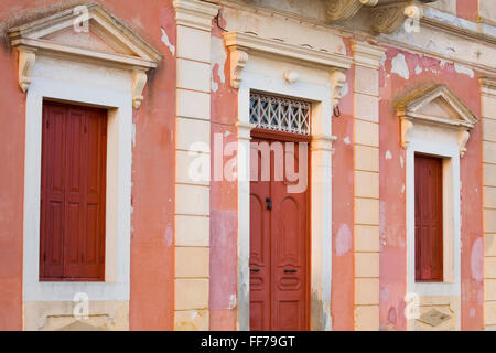 Gaios, Paxos, Isole Ionie, Grecia. Sgretolamento della facciata di una tipica palazzina in stile neoclassico. Foto Stock