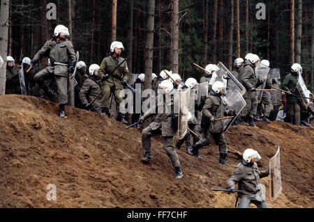 Geografia / viaggio, Germania, politica, dimostrazioni, Wackersdorf, Taxlroeder Forst, dimostrazione contro la costruzione della centrale di ritrattamento nucleare, poliziotti che difendono le tiri di pietra, 7.6.1986, diritti aggiuntivi-clearences-non disponibile Foto Stock