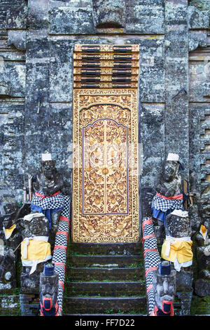 Porta scolpito, Pura Ulun Danu Batur tempio, Bali, Indonesia Foto Stock