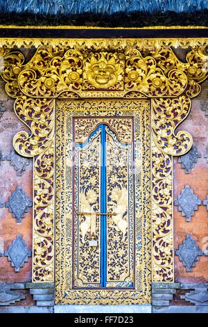 Porta scolpito, Pura Ulun Danu Batur tempio, Bali, Indonesia Foto Stock