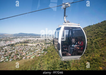 Skyline ovovia funivia a picco a Rotorua,con vedute del Lago Rotorua e città,l'isola nord,Nuova Zelanda. Foto Stock