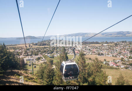 Skyline ovovia funivia a picco a Rotorua,con vedute del Lago Rotorua e città,l'isola nord,Nuova Zelanda. Foto Stock