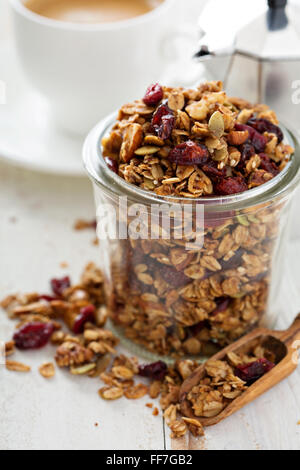 Muesli fatti in casa in un barattolo di vetro Foto Stock