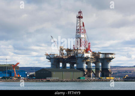 Oil Rig ormeggiato a città di Invergordon, in Cromarty Firth - Ross-shire, Scozia. Foto Stock