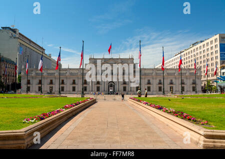 La gente visita il Palacio de la Moneda a Santiago del Cile. Foto Stock