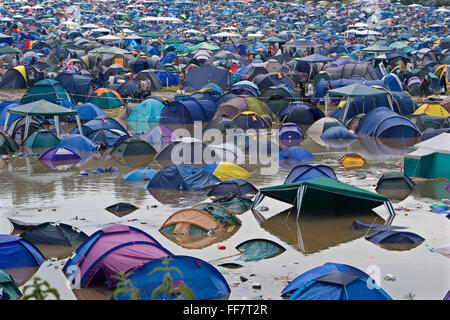 Un campo di allagamento del tende a umido molto 2005 festival di Glastonbury Foto Stock