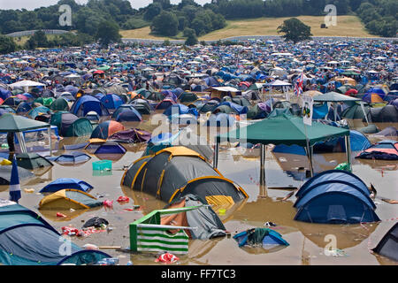 Un campo di allagamento del tende a umido molto 2005 festival di Glastonbury. Foto Stock