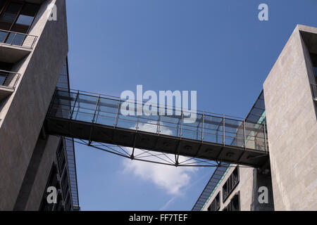 Ponte di edifici per uffici a Berlino Foto Stock