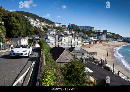 Guardando verso Est attraverso Ventnor cittadina balneare sulla costa sud dell'Isola di Wight, Regno Unito. Foto Stock