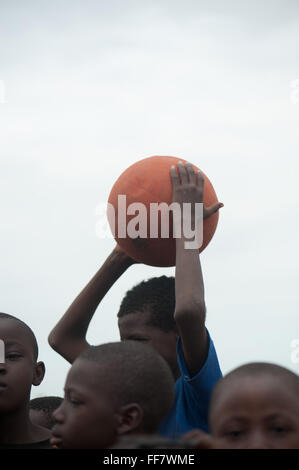 Mali, Africa - Black boy buttare nel giocare a calcio nei pressi di Bamako Foto Stock