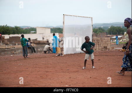 Mali, Africa - nero di persone che giocano a calcio vicino a Bamako Foto Stock