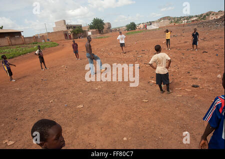 Mali, Africa - nero di persone che giocano a calcio vicino a Bamako in una discarica di rifiuti Foto Stock