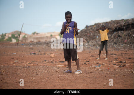 Mali, Africa - nero di persone aventi il divertimento in attesa di una partita di calcio nei pressi di Bamako in una discarica di rifiuti Foto Stock