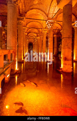 La Basilica Cisterna che si trova sotto le strade di Istanbul in Turchia. Foto Stock