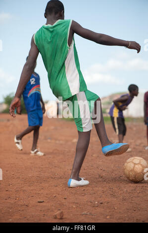 Mali, Africa - nero di persone che giocano a calcio vicino a Bamako Foto Stock