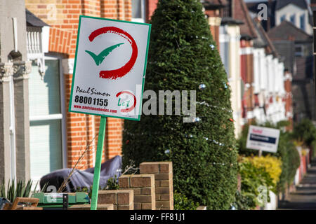 Lasciate che & per le vendite di segni, Duckett Road, Harringay, Londra, Regno Unito. Foto Stock