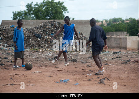 Mali, Africa - nero di persone che giocano a calcio vicino a Bamako in una discarica per rifiuti Foto Stock